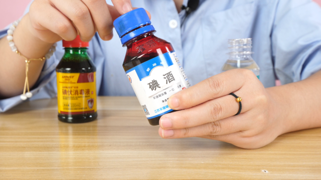 碘酒的颜色-(碘酒的颜色是棕黄色吗)
